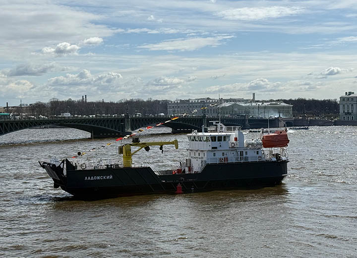 Полуденный выстрел из пушки Петропавловской крепости ознаменовал открытие навигации в Санкт‑Петербурге